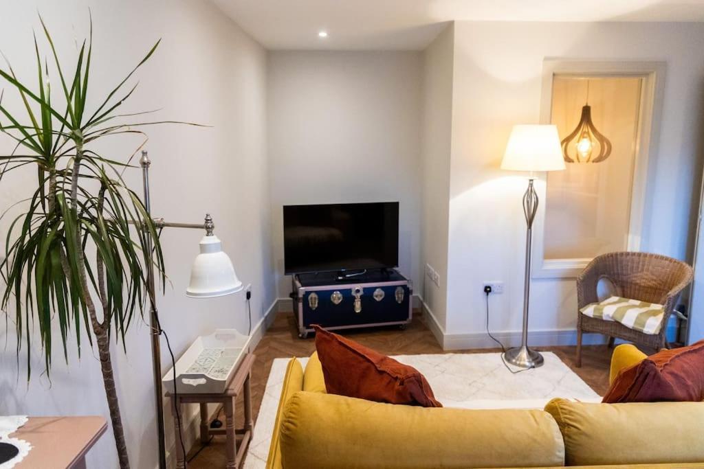 Amarelo Apartment, Central Charlbury, 1 Super King Bed Zewnętrze zdjęcie