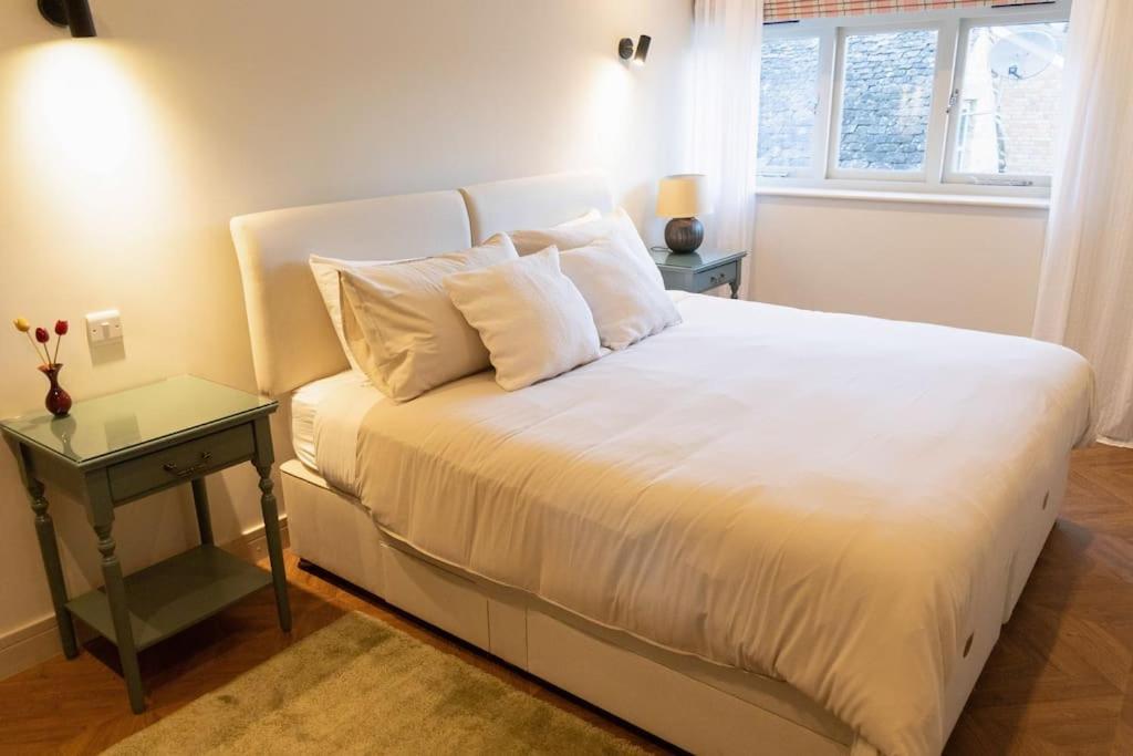 Amarelo Apartment, Central Charlbury, 1 Super King Bed Zewnętrze zdjęcie